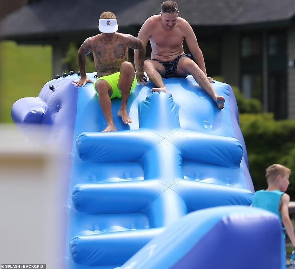 Ngôi sao người Canada cho thấy tinh thần phấn chấn, hoạt bát khác hẳn với vẻ ủ ê, buồn bã thời gian trước sau khi phải hủy loạt buổi diễn vì bị liệt nửa mặt do hội chứng Ramsay Hunt. Ngôi sao người Canada cho thấy tinh thần phấn chấn, hoạt bát khác hẳn với vẻ ủ ê, buồn bã thời gian trước sau khi phải hủy loạt buổi diễn vì bị liệt nửa mặt do hội chứng Ramsay Hunt.