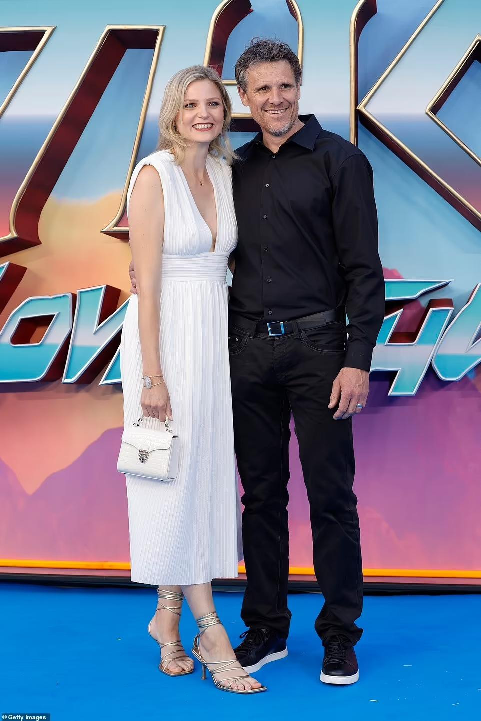 Nam vận động viên chèo thuyền người Anh từng 2 lần đoạt huy chương vàng Olympic James Cracknell tham dự cùng vợ Jordan Connell.