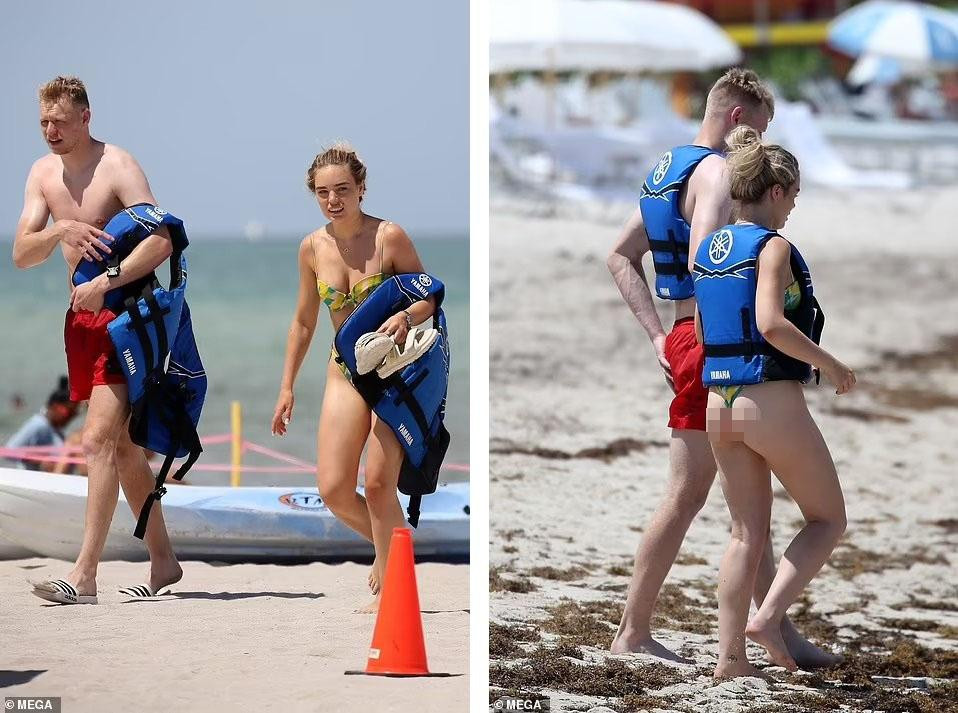 Sau đó, họ trở lại bãi biển tắm nắng, đọc sách và nghỉ ngơi bên nhau. Được biết, Georgina sinh năm 1996 tại Anh. Cô đang là một tiếp viên hàng không.