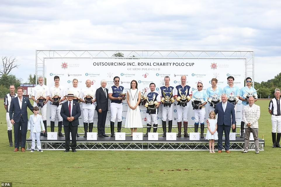 Ba đội thi đấu US Polo Assn (giữa), Monterosso Vikings (trái) và BP Polo (phải) chụp ảnh lưu niệm sau lễ trao giải.