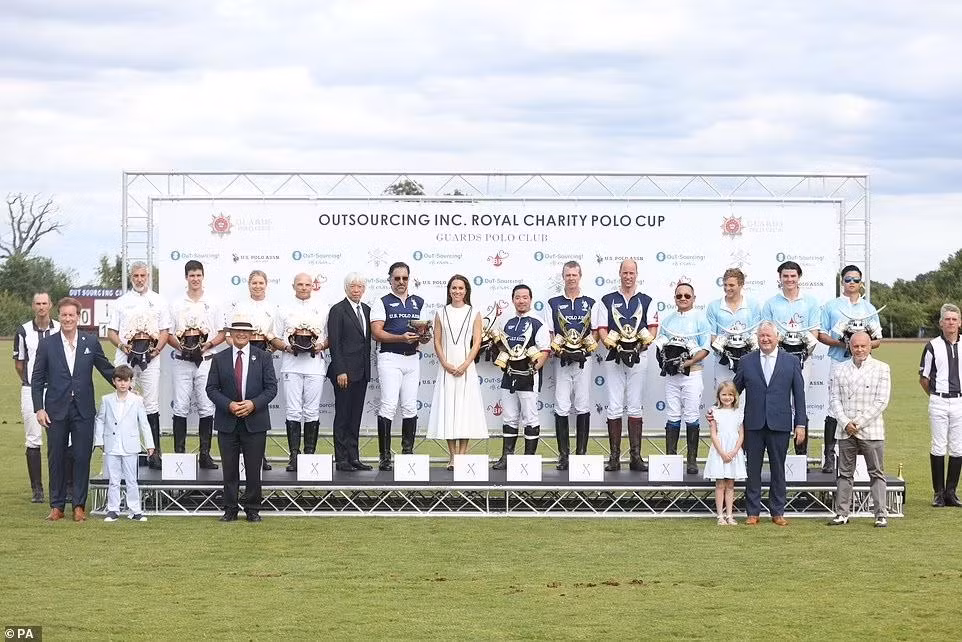 Ba đội thi đấu US Polo Assn (giữa), Monterosso Vikings (trái) và BP Polo (phải) chụp ảnh lưu niệm sau lễ trao giải.