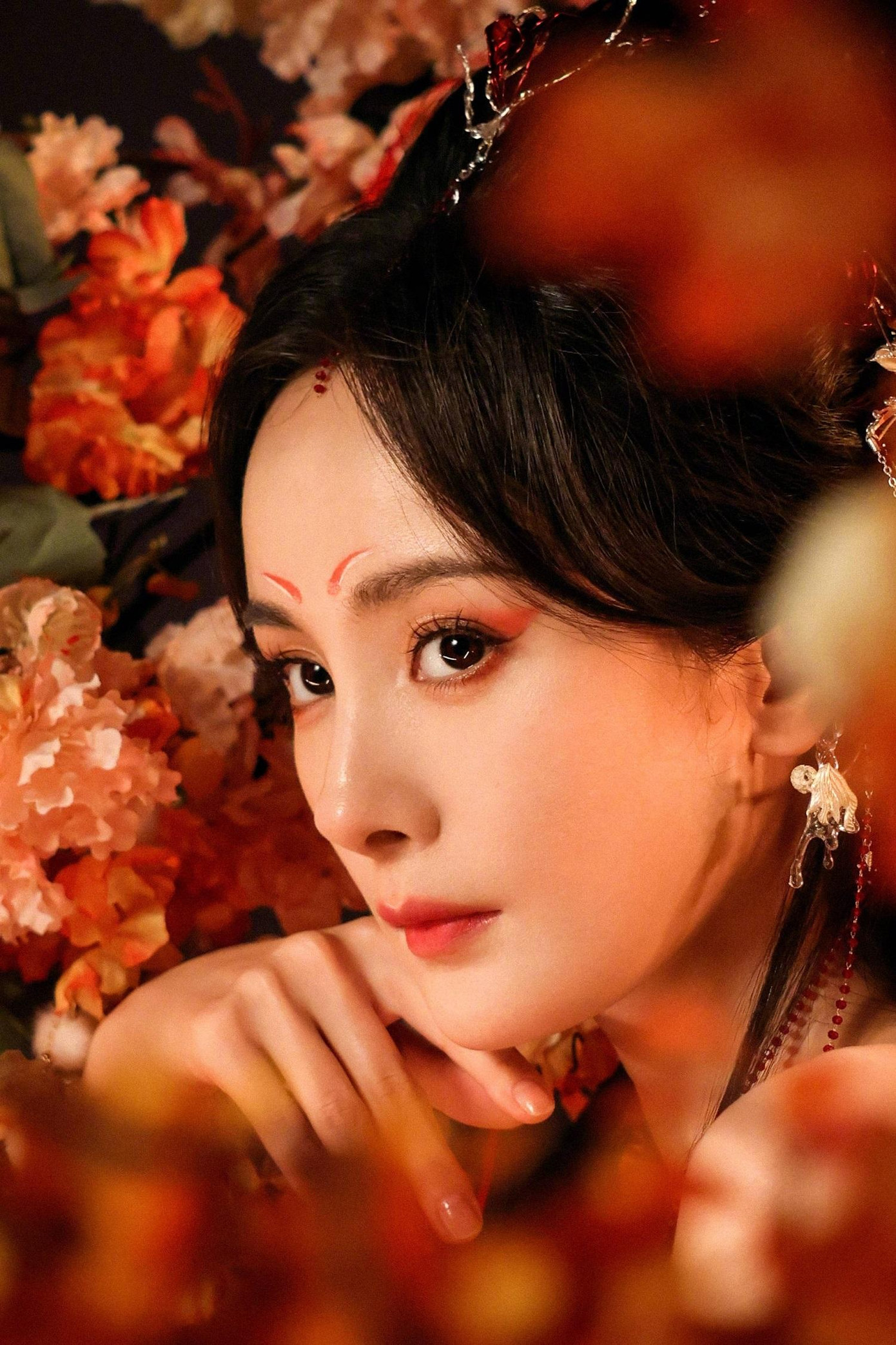 Là nữ vương của tộc hồ yêu, cô thể hiện được vẻ sắc sảo, bí ẩn và quyền lực qua ánh mắt, cử chỉ.