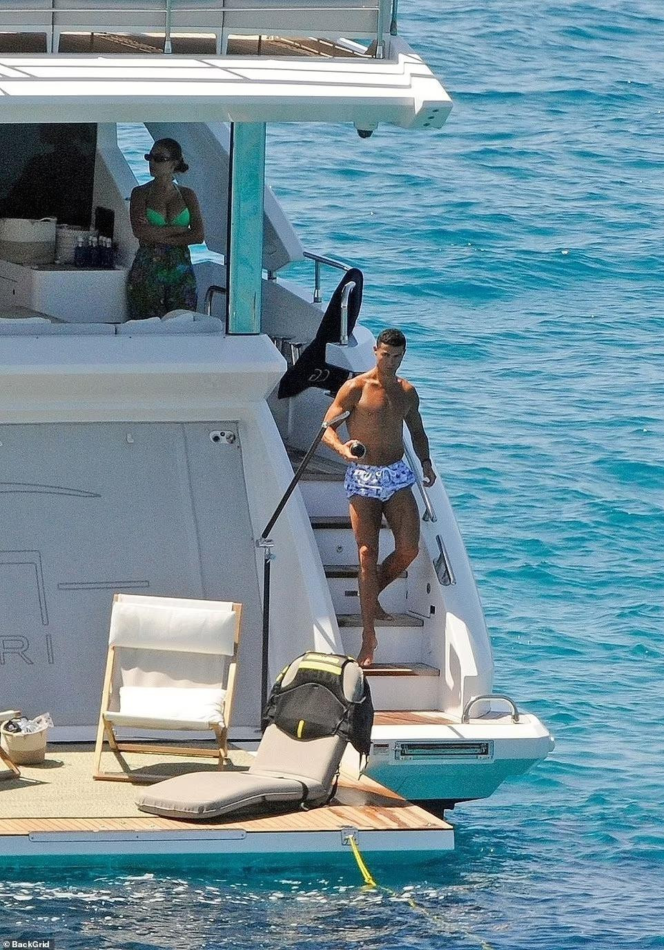 Cristiano Jr cùng cặp song sinh là Eva (gái) và Mateo (trai) đều được sinh bằng phương pháp mang thai hộ. Các con của CR7 đều gọi Georgina là mẹ và người mẫu 28 tuổi chăm sóc, yêu thương các con như nhau.