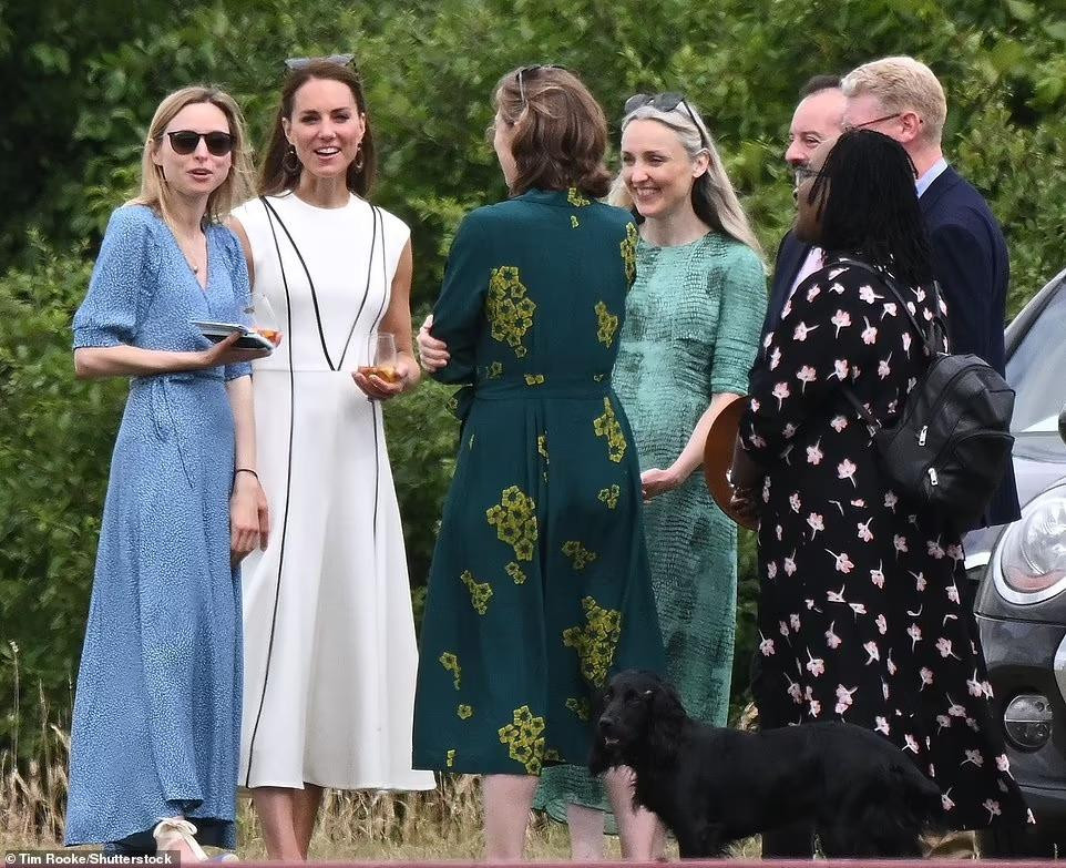 Trong lúc ông xã thi đấu, Công nương Kate gia nhập với hội những người vợ khác vừa trò chuyện, thưởng thức đồ uống vừa cổ vũ cho đội yêu thích.