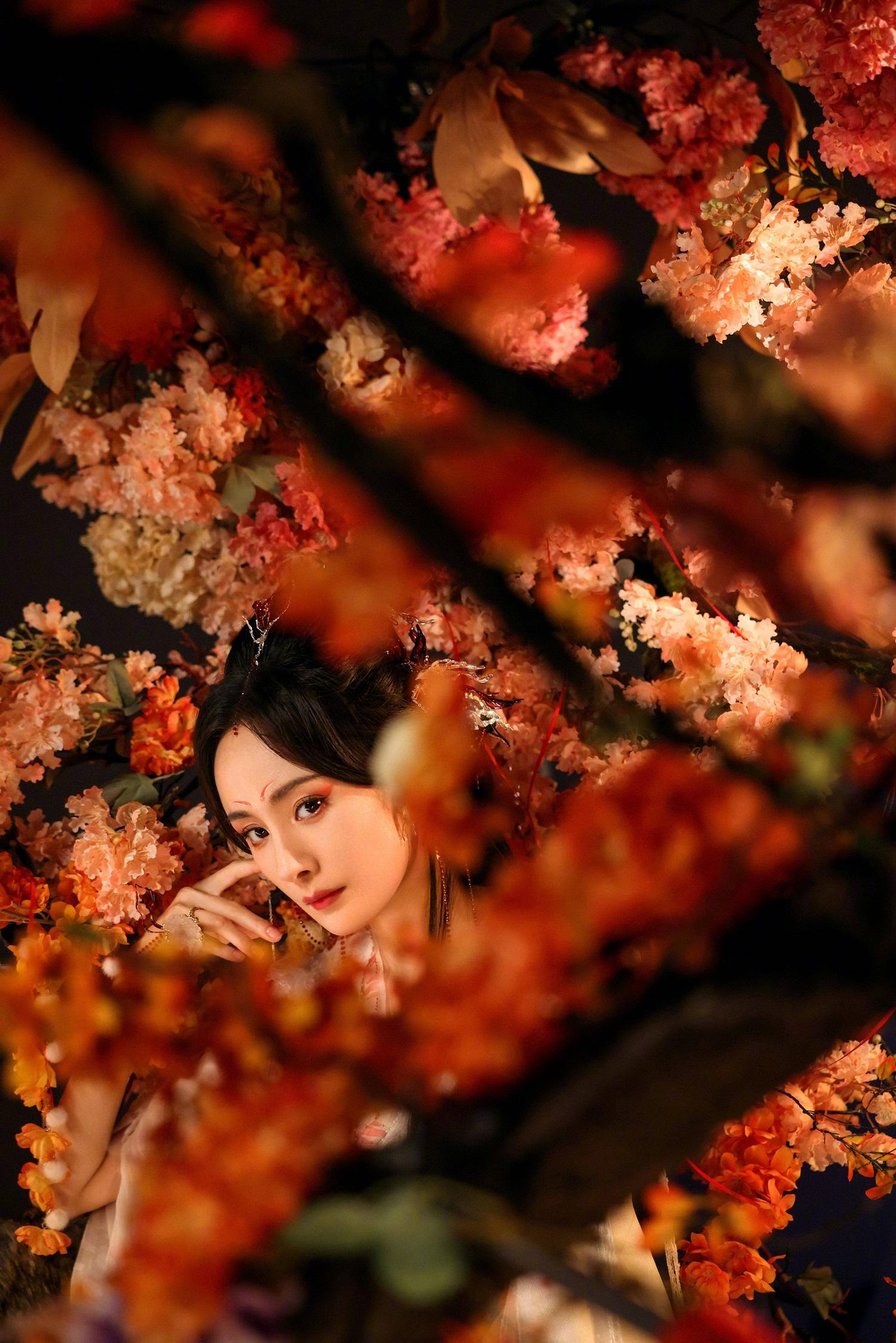 Hơn thế, những năm gần đây, Dương Mịch trung thành với các vai diễn cổ trang khiến nhiều người cho rằng cô sẽ bị rơi vào &quot;lối mòn&quot; diễn xuất.