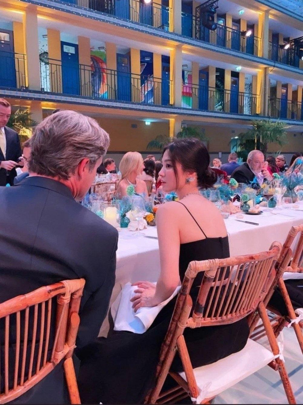 Ảnh chụp trộm kém chất lượng cũng không thể &quot;dìm&quot; được sắc vóc của &quot;nữ thần mặt mộc xứ Hàn&quot;.