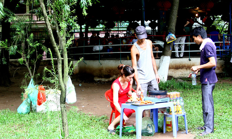 Vệ sinh an toàn thực phẩm những món hàng bày bán trong công viên cũng không thể không quan tâm!