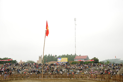 Sau hội thi, rác ngập đầy khán đài sới chọi