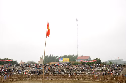 Sau hội thi, rác ngập đầy khán đài sới chọi
