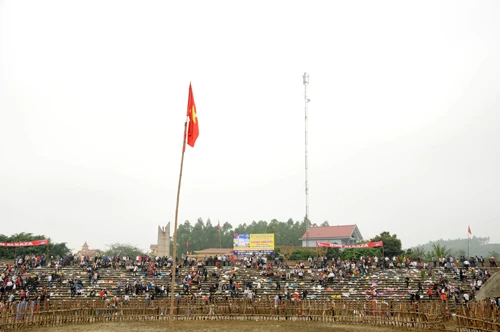 Sau hội thi, rác ngập đầy khán đài sới chọi