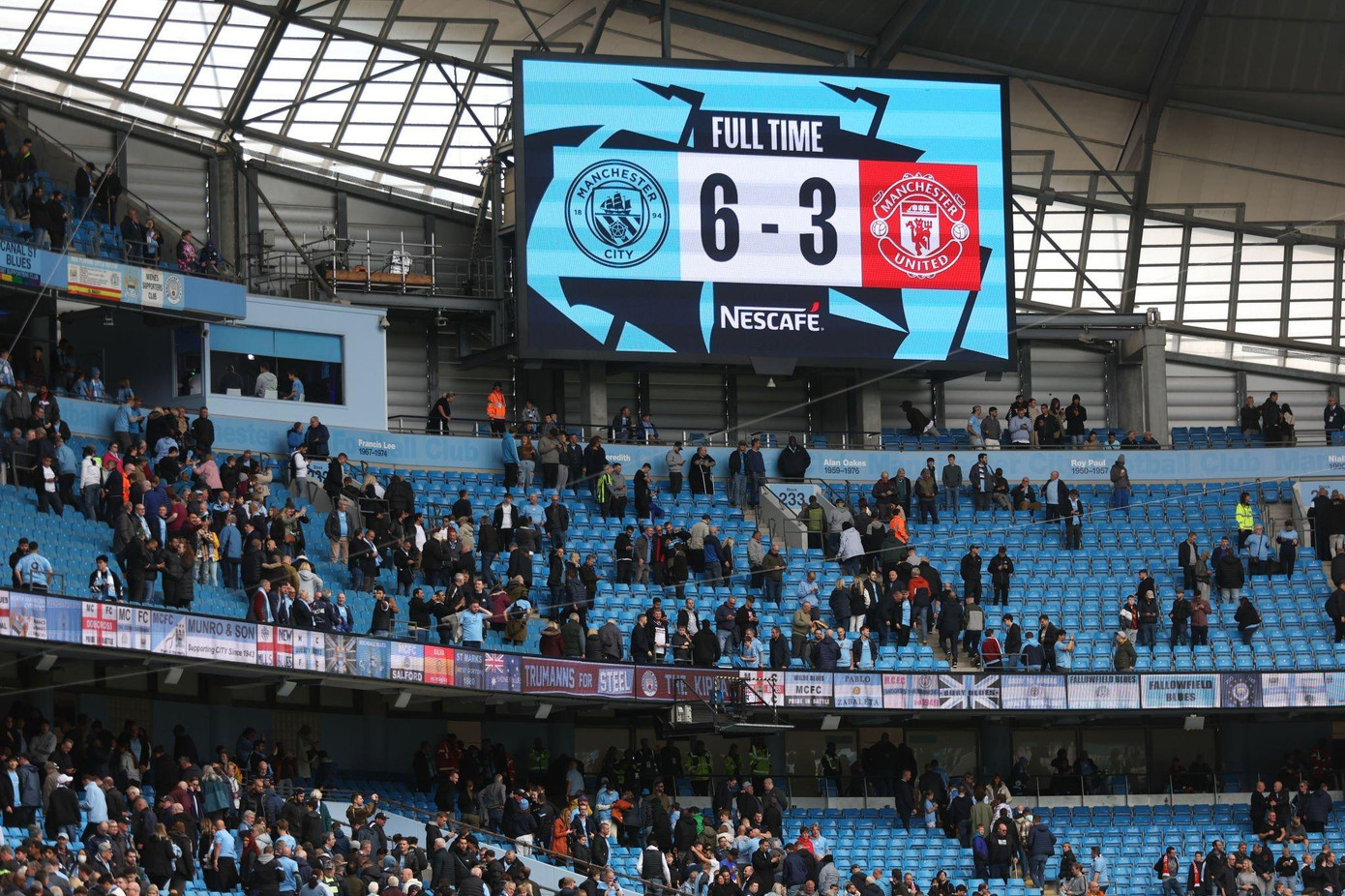 Man City đánh bại MU 6-3 trong cơn mưa bàn thắng ở derby thành Manchester ảnh 18