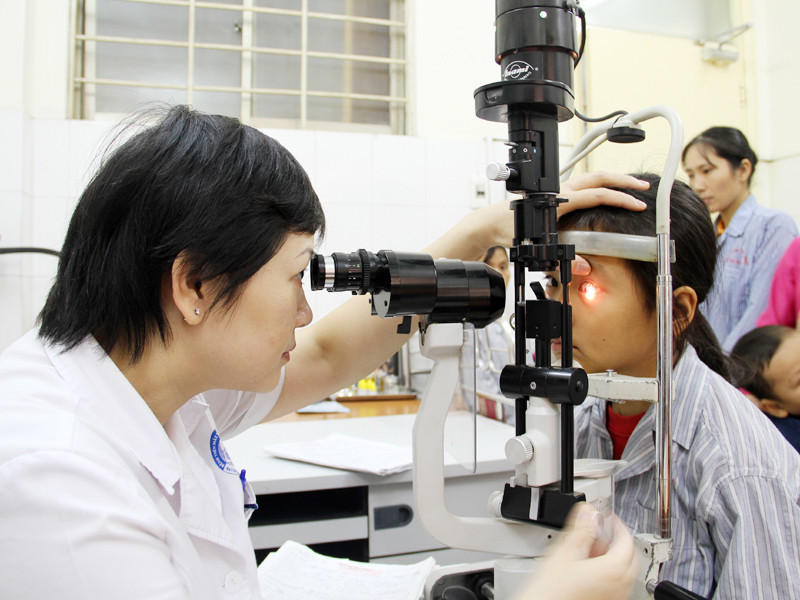 TS - BS Lê Thúy Quỳnh đang khám mắt cho trẻ	Ảnh: K.An