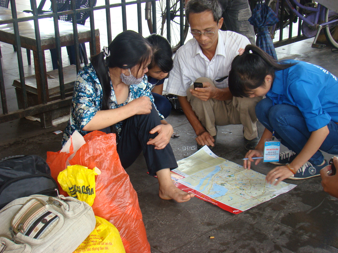 Phụ huynh và sĩ tử nhờ sinh viên tình nguyện hướng dẫn đường đi về nhà trọ