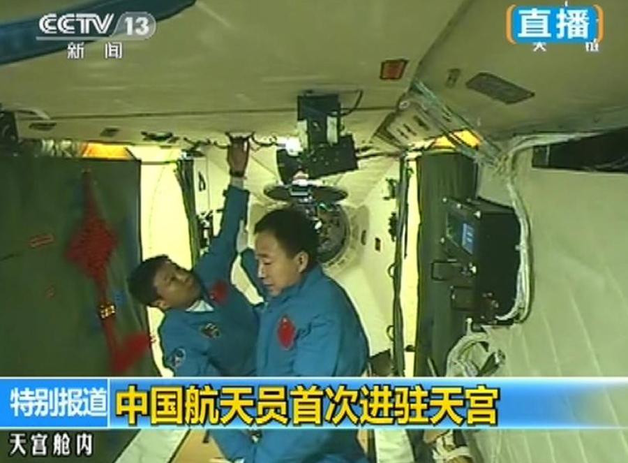 Hai nhà du hành này đang thực hiện các thao tác kỹ thuật