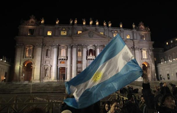 Lá cờ Arrgentina xuất hiện giữa biển người như để chúc mừng Đức Hồng y Jorge Mario Bergoglio