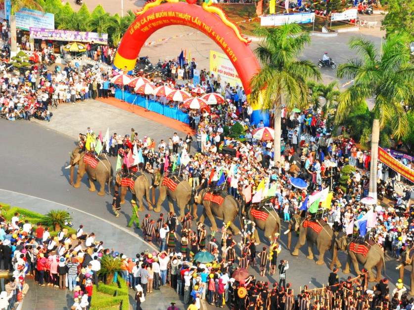 Bản sắc văn hóa Tây Nguyên trong Lễ hội Cà phê Buôn Ma Thuột lần thứ 4. Bản sắc văn hóa Tây Nguyên trong Lễ hội Cà phê Buôn Ma Thuột lần thứ 4