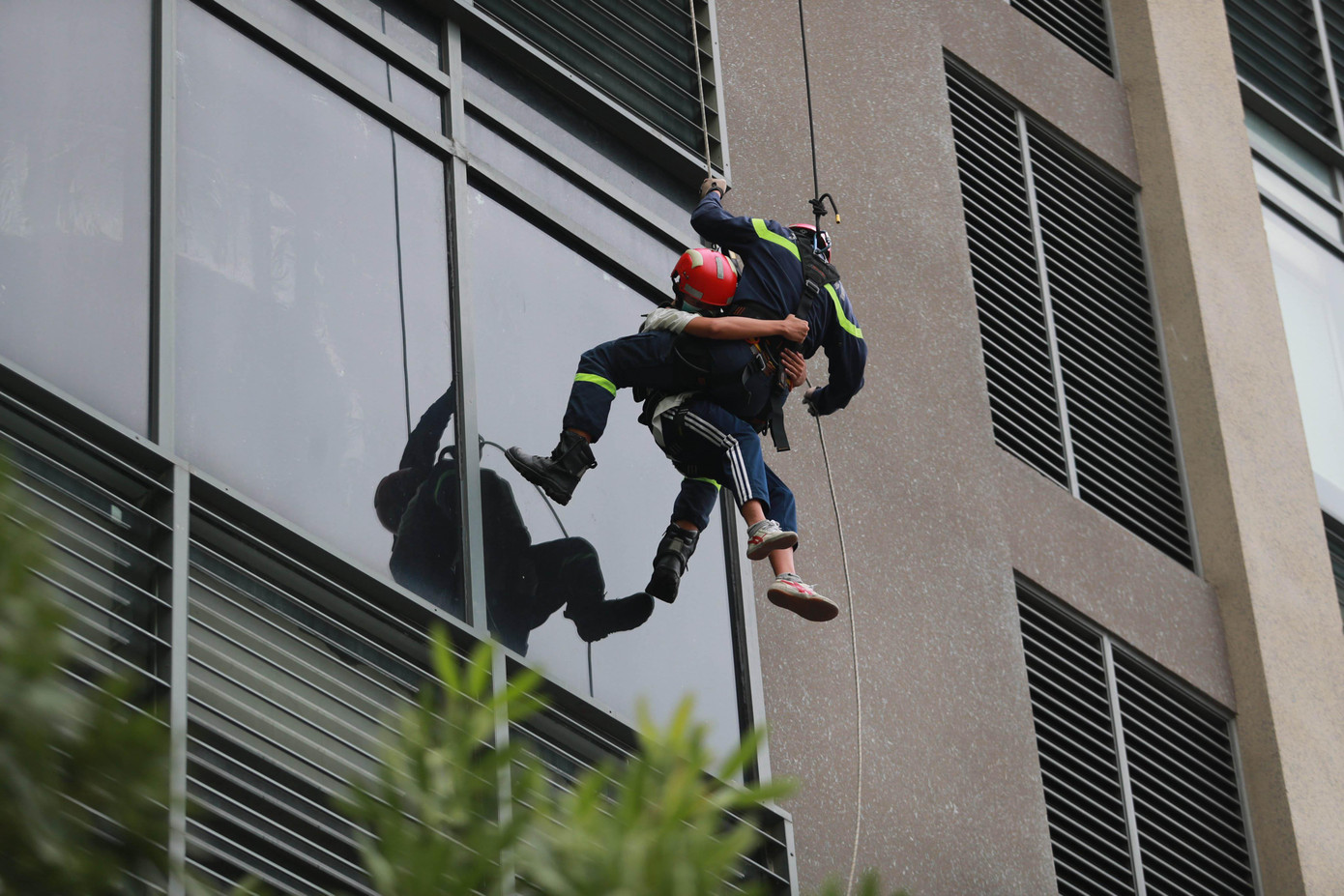 Thiếu tá Lê Tấn Châu, Phó Trưởng Phòng Cảnh sát PCCC&amp;CNCH cho biết, buổi diễn tập được chuẩn bị chu đáo, công tác triển khai nhanh chóng, phối hợp nhịp nhàng giữa các lực lượng, đúng kỹ, chiến thuật đề ra; đảm bảo an toàn tuyệt đối về người và phương tiện; các lực lượng tham gia được quán triệt và thực hiện nghiêm quy định “5K” phòng, chống dịch.