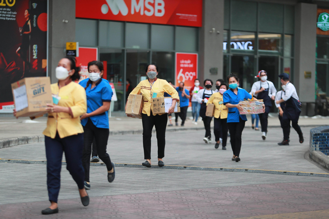 Phát hiện vụ cháy, Ban Quản lý chung cư nhanh chóng triển khai chữa cháy, sơ tán người dân, gọi điện thoại báo cháy cho lực lượng Cảnh sát PCCC qua đường dây nóng 114 và chính quyền địa phương.