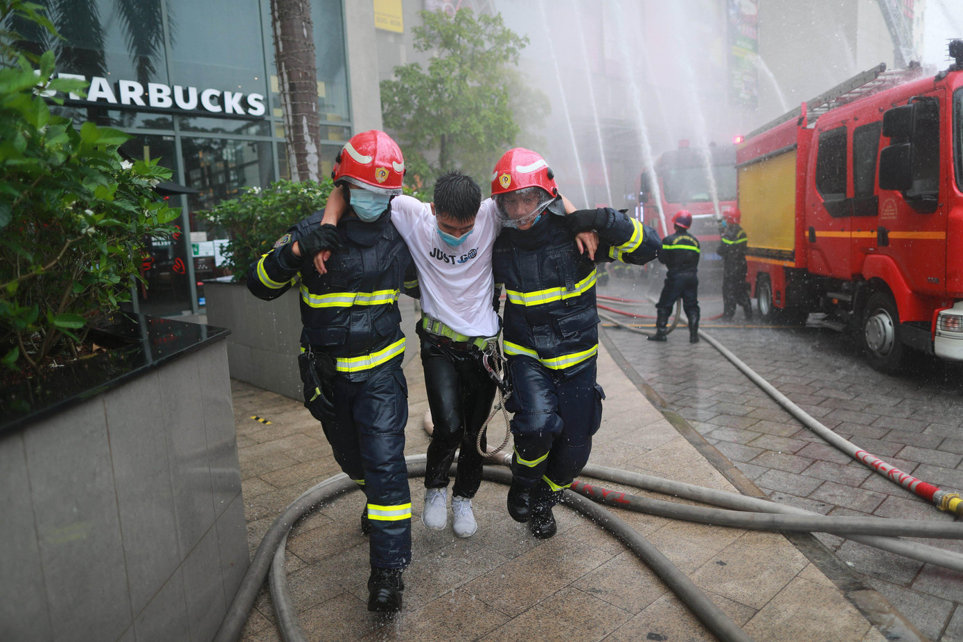 Cảnh sát chữa cháy tiếp cận các khu vực bên trong chung cư hướng dẫn, giải cứu người mắc kẹt bên trong ra ngoài.