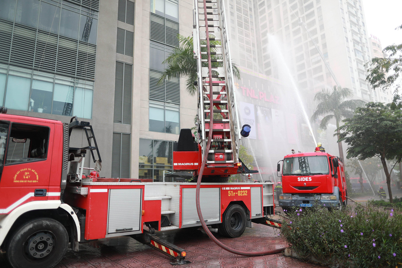Lực lượng PCCC Công an TPHCM có mặt sau đó tiến hành các phương án dập lửa và cứu hộ người mắc kẹt.
