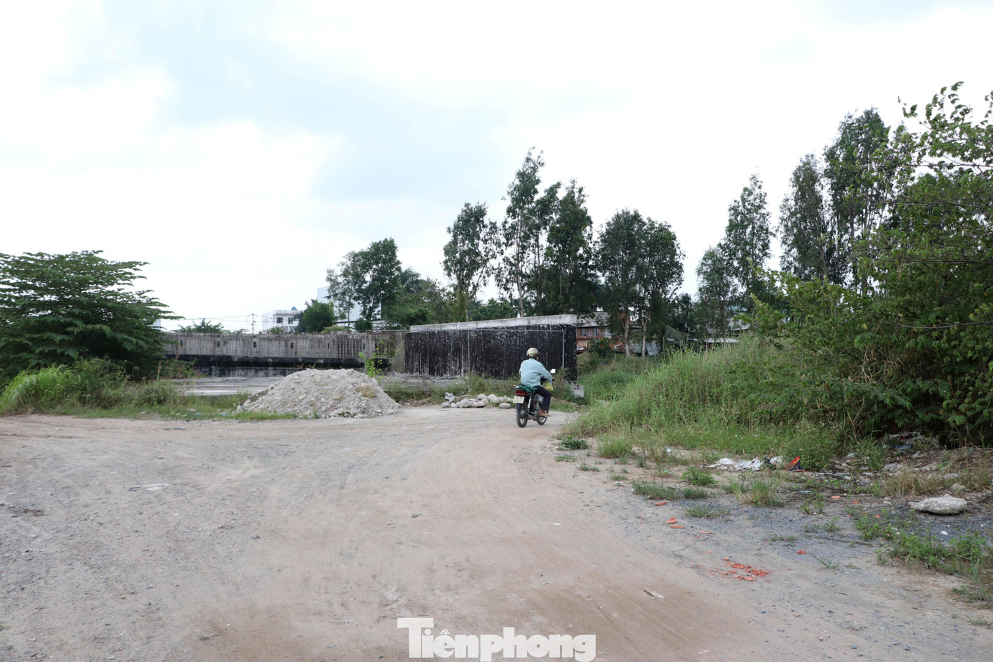 Theo đại diện nhà đầu tư, nguyên nhân dự án tạm ngưng thi công thời gian dài là do vướng công tác giải phóng mặt bằng, thủ tục thanh toán quỹ đất cho nhà đầu tư. Nếu mọi việc được giải quyết, công trình thi công trở lại thì sau khoảng 18 tháng, đoạn 3 của dự án sẽ được hoàn thành.