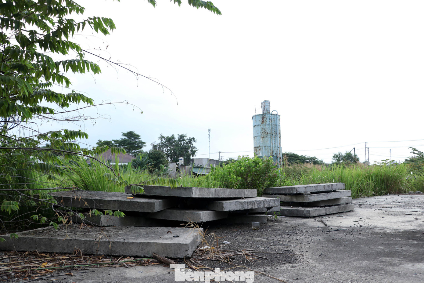 Nhiều tấm bê tông phục vụ thi công công trình chất đống.