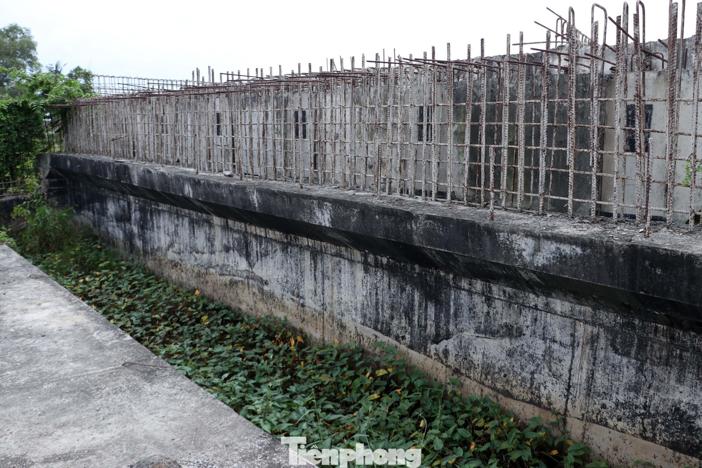 Các mố cầu, sắt thép phơi mưa nắng lâu ngày đã gỉ sét, nhiều mảng tường bê tông xuất hiện vết rạn nứt.