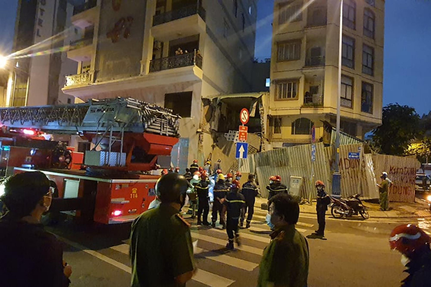 Lực lượng chức năng điều tra vụ việc. Lực lượng chức năng điều tra vụ việc.