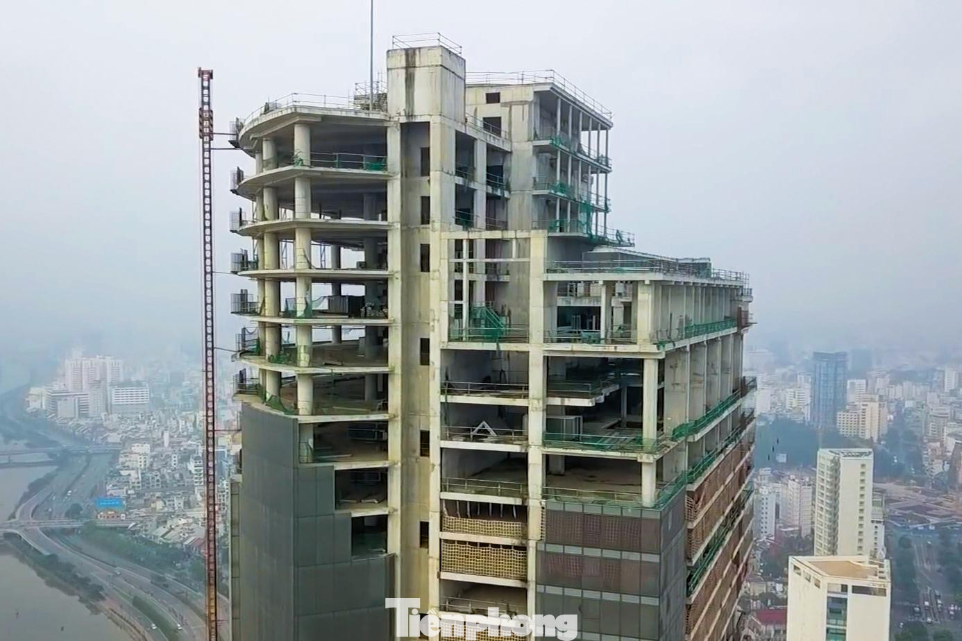 Tòa nhà nằm ở vị trí đắc địa khi trong tầm bán kính 1km là phố đi bộ Nguyễn Huệ, UBND TPHCM, chợ Bến Thành, tuyến Metro số 1, bến Bạch Đằng, cầu Thủ Thiêm 2, cầu Khánh Hội và Khu đô thị mới Thủ Thiêm.