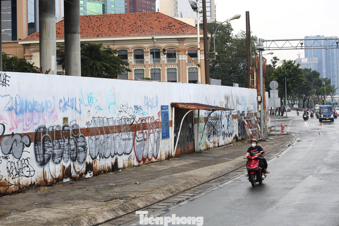 Cũng trong năm 2017, Công ty quản lý tài sản (VAMC) bất ngờ thông báo thu giữ tòa nhà này để xử lý và thu hồi nợ do chủ đầu tư thế chấp. Sau đó, tòa nhà được bán đấu giá với giá khởi điểm 6.110 tỷ đồng nhưng không có nhà đầu tư tham gia.