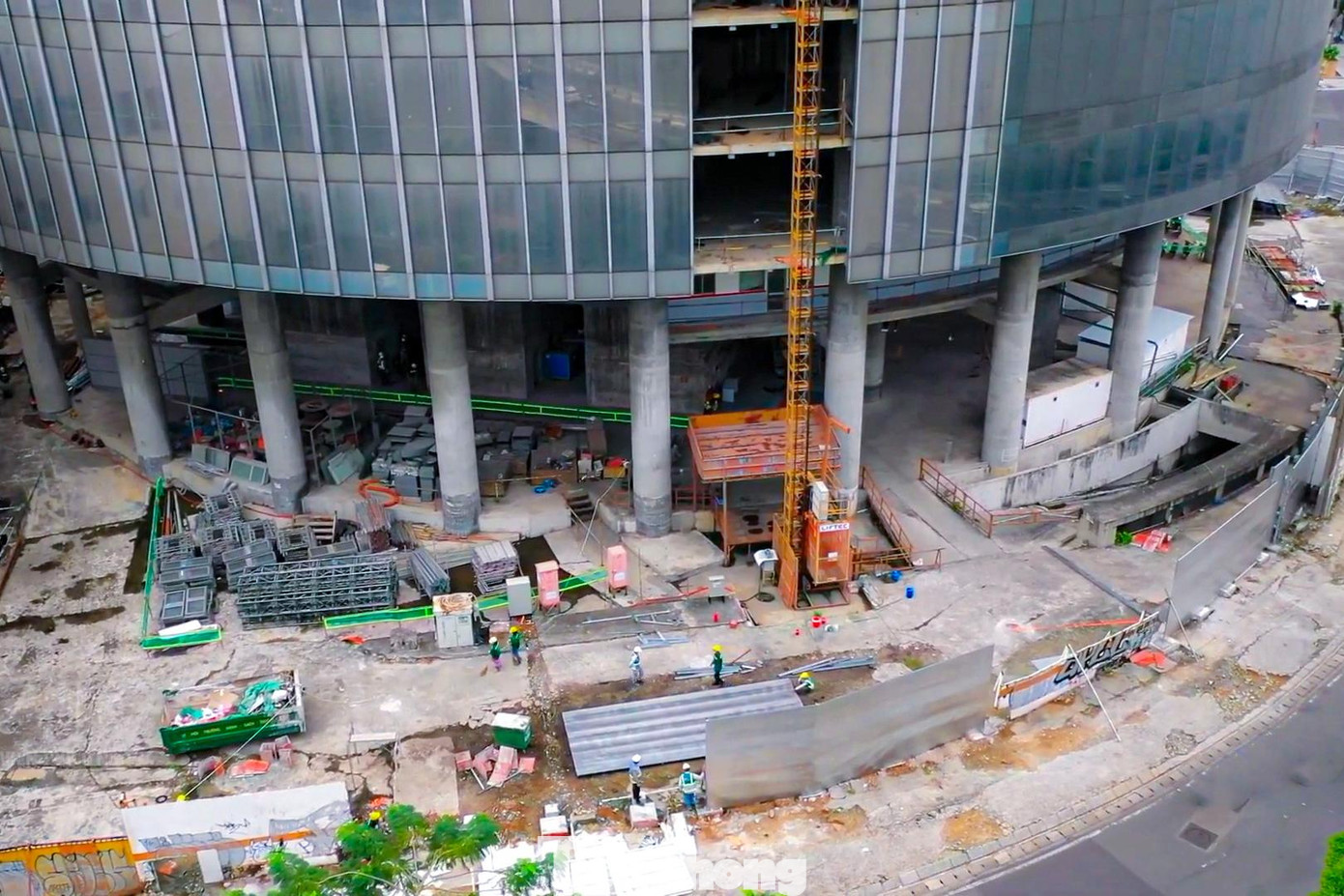 Tòa nhà Saigon One Tower được khởi công năm 2007 nằm trên khu đất "kim cương" rộng gần 6.700m2 của TP. HCM do Công ty CP Sài Gòn One Tower làm chủ đầu tư.