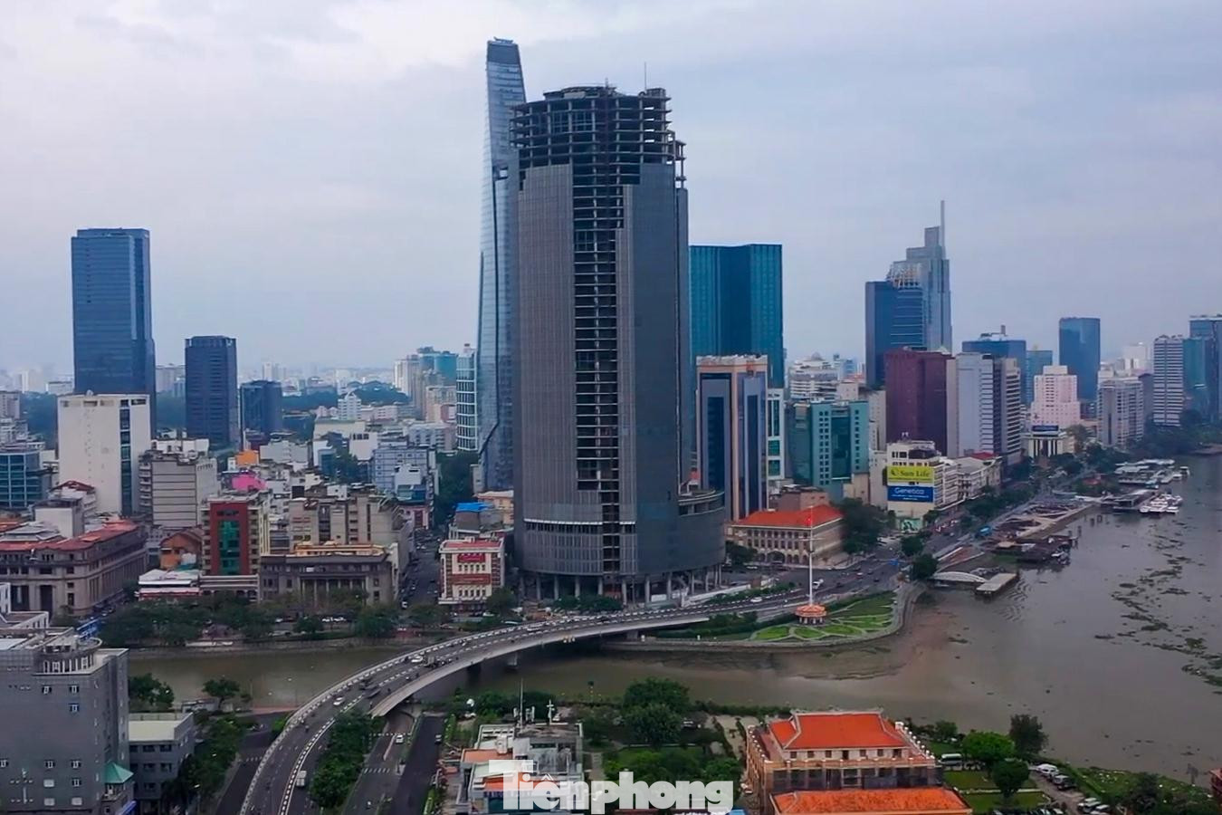 Những ngày cuối tháng 11/2021, người dân ở gần tòa nhà Saigon One Tower tọa lại tại giao lộ Võ Văn Kiệt - Hàm Nghi - Tôn Đức Thắng, quận 1, TPHCM bất ngờ khi thấy nhiều công nhân có mặt thi công các hạng mục tại tòa nhà này.