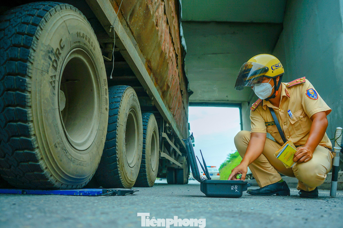 CSGT kiểm tra tải trọng của phương tiện. CSGT kiểm tra tải trọng của phương tiện.