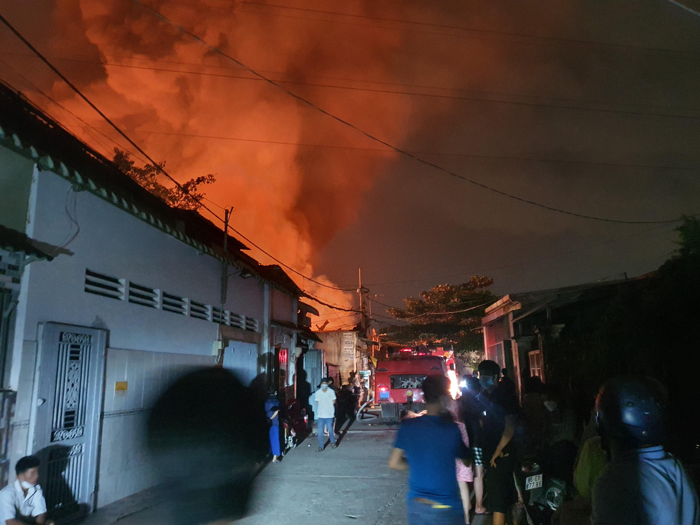 Tuy nhiên, do các nhà xưởng chứa nhiều vật liệu dễ cháy nên lửa bốc lên dữ dội. Công tác cứu hỏa gặp rất nhiều khó khăn.