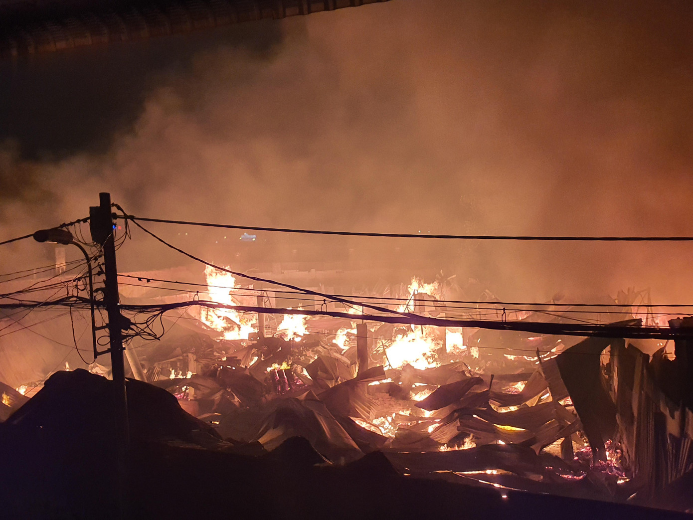 Đến gần 22h ngày 23/11, lực lượng chức năng vẫn đang nỗ lực khống chế vụ hỏa hoạn xảy ra tại nhiều nhà xưởng ở phường Thạnh Xuân, quận 12, TPHCM.