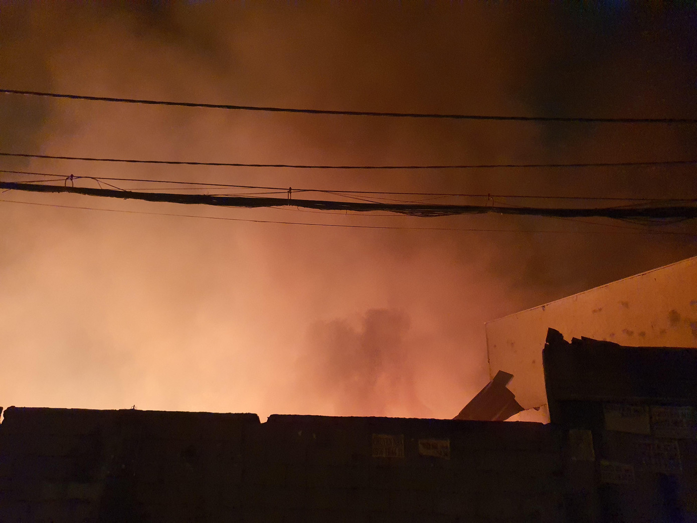 Lửa bùng cháy dữ dội sáng rực cả một vùng trời khiến cả khu dân cư náo loạn.