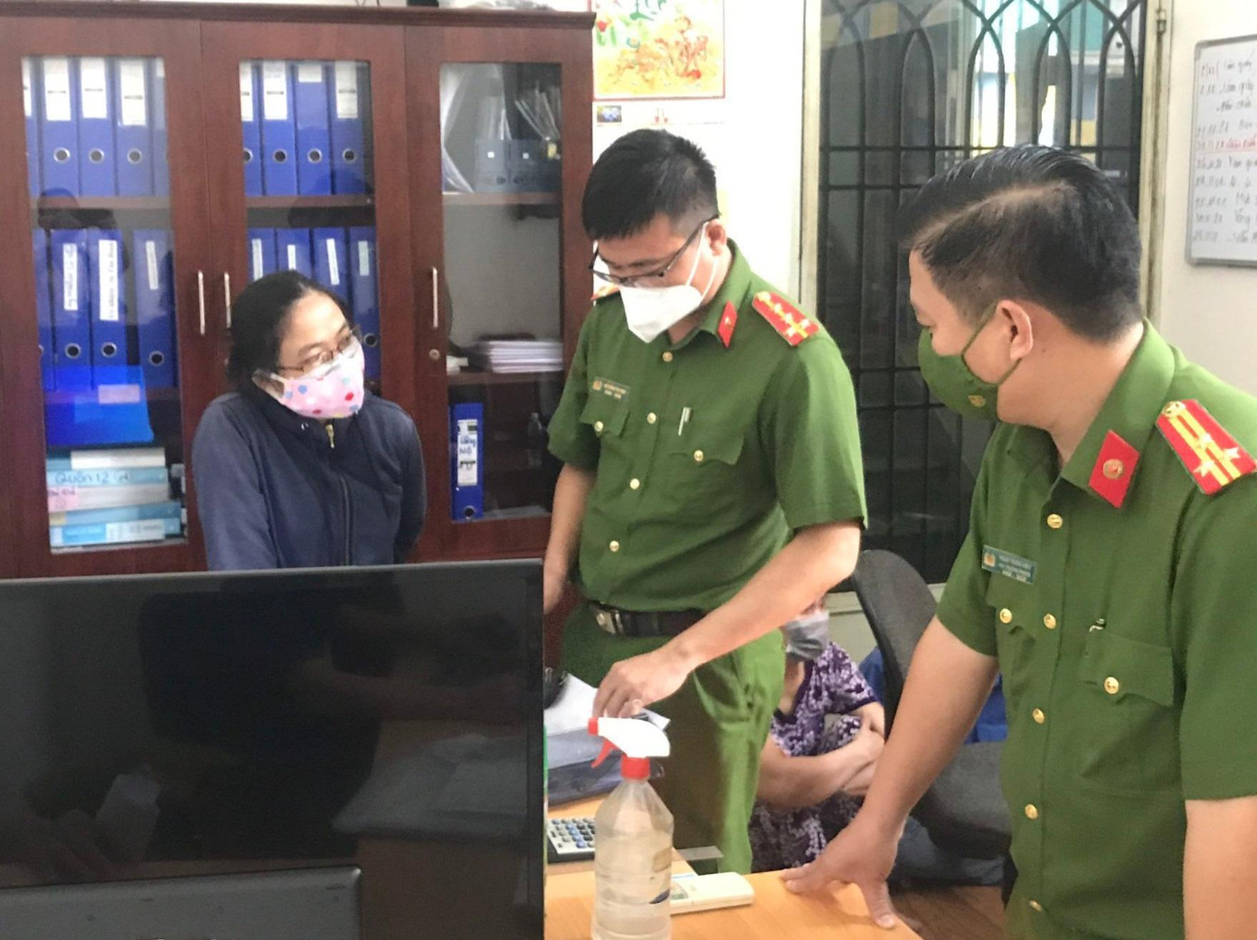 Công an khám xét nơi làm việc của Lê Thị Anh Thư. Công an khám xét nơi làm việc của Lê Thị Anh Thư.