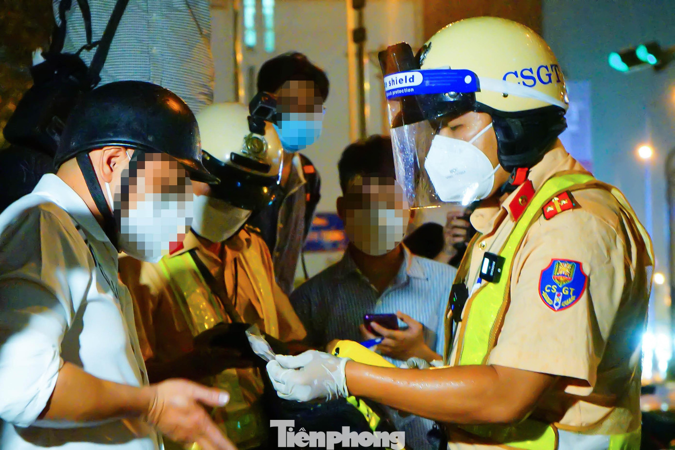 Công an TPHCM tăng cường xử lý tình trạng karaoke, loa kẹo kéo 'tra tấn' dịp cuối năm.