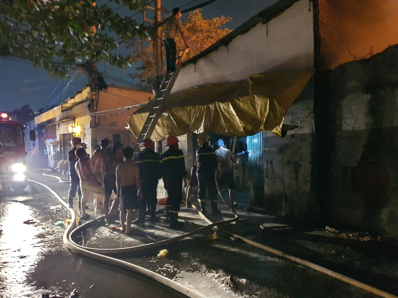 Nhiều người hô hoán và tìm cách dập lửa bằng các phương tiện tại chỗ nhưng bất thành. Ngọn lửa nhanh chóng bao phủ xưởng sản xuất rồi cháy lan sang các nhà xưởng, nhà dân lân cận.