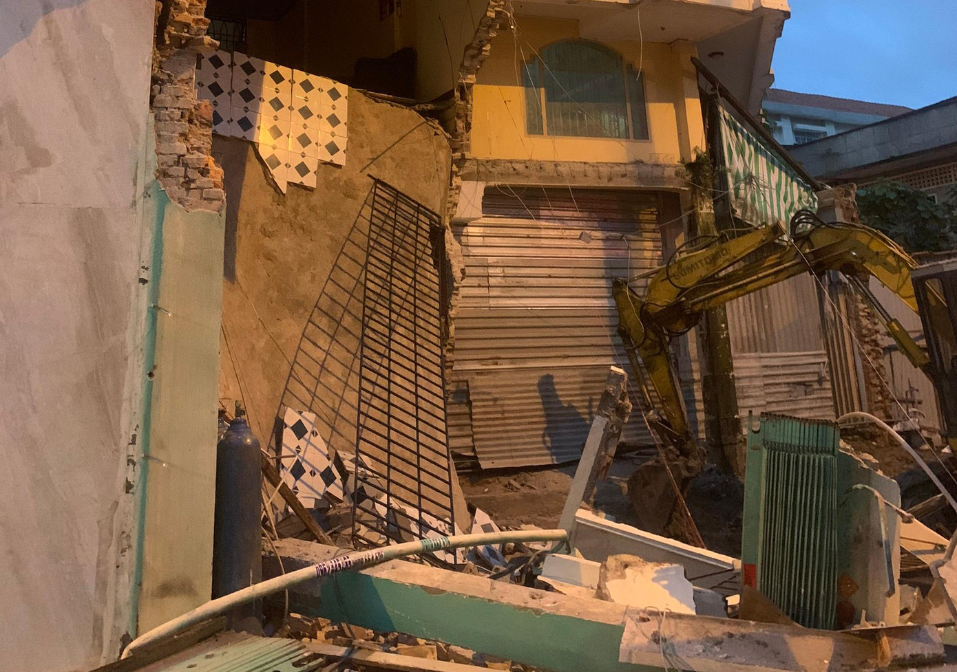 Phần phía trước căn nhà bị đổ sập. Phần phía trước căn nhà bị đổ sập.