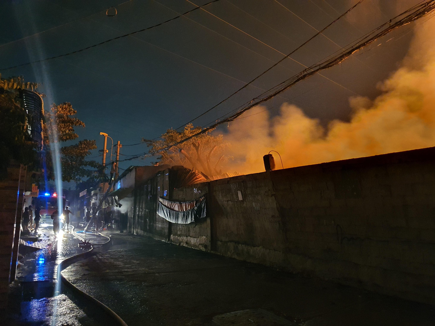 Lực lượng chức năng điều động hàng chục phương tiện cùng hàng trăm người đến hiện trường dập lửa.