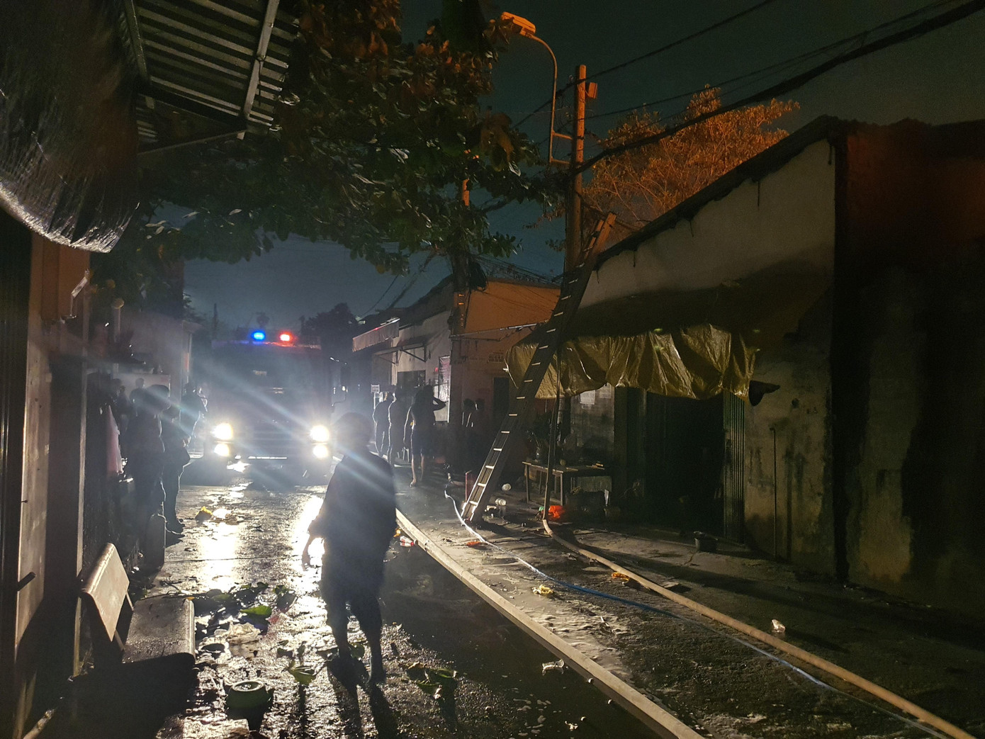 Đến gần 22h, lực lượng chức năng vẫn chưa dập tắt được vụ hỏa hoạn.