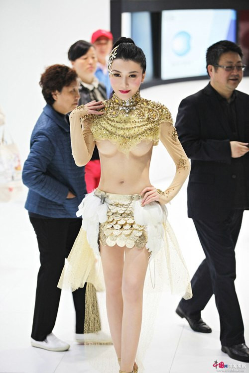 Cung Nguyệt Phi với một thiết kế khác không kém phần nhức mắt. 