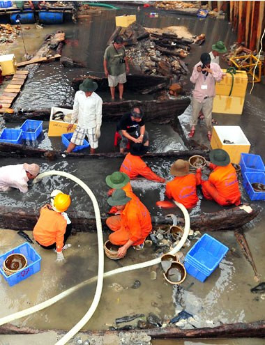 Xác con tàu cổ lộ diện còn nguyên vẹn sau gần 700 năm chìm dưới đáy biển Bình Châu, huyện Bình Sơn. Ảnh: Trí Tín