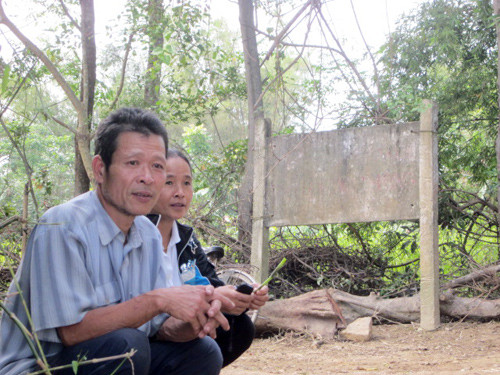 Trong làng Hồng Lam, rất nhiều người cha, người mẹ như ông Trung phải để con cái đi xa lập nghiệp. Ảnh: Hồng Nhung