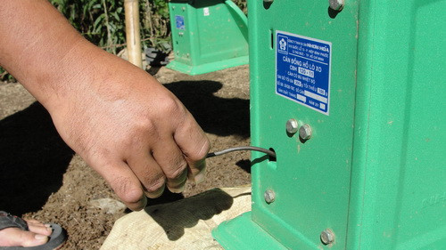 Khi cân cá, Hoàng dùng thanh sắt nhỏ chèn vào bên trong cây cân làm kết quả cân bị thay đổi để gian lận. Ảnh Đ. Vịnh