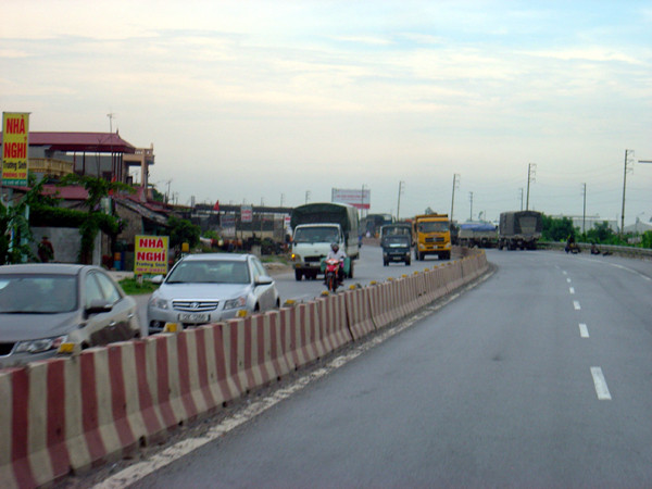 Sau đó đập phá kéo dài hàng km