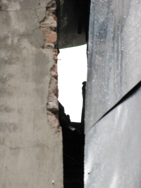 Khoảng cách giữa hai bức tường càng ngày càng rộng ra. Khoảng cách giữa hai bức tường càng ngày càng rộng ra