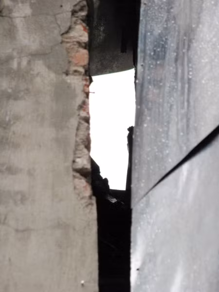 Khoảng cách giữa hai bức tường càng ngày càng rộng ra