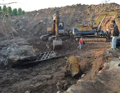 Tạm giữ hòn đá khoảng 30 tấn, giá bạc tỷ ảnh 2